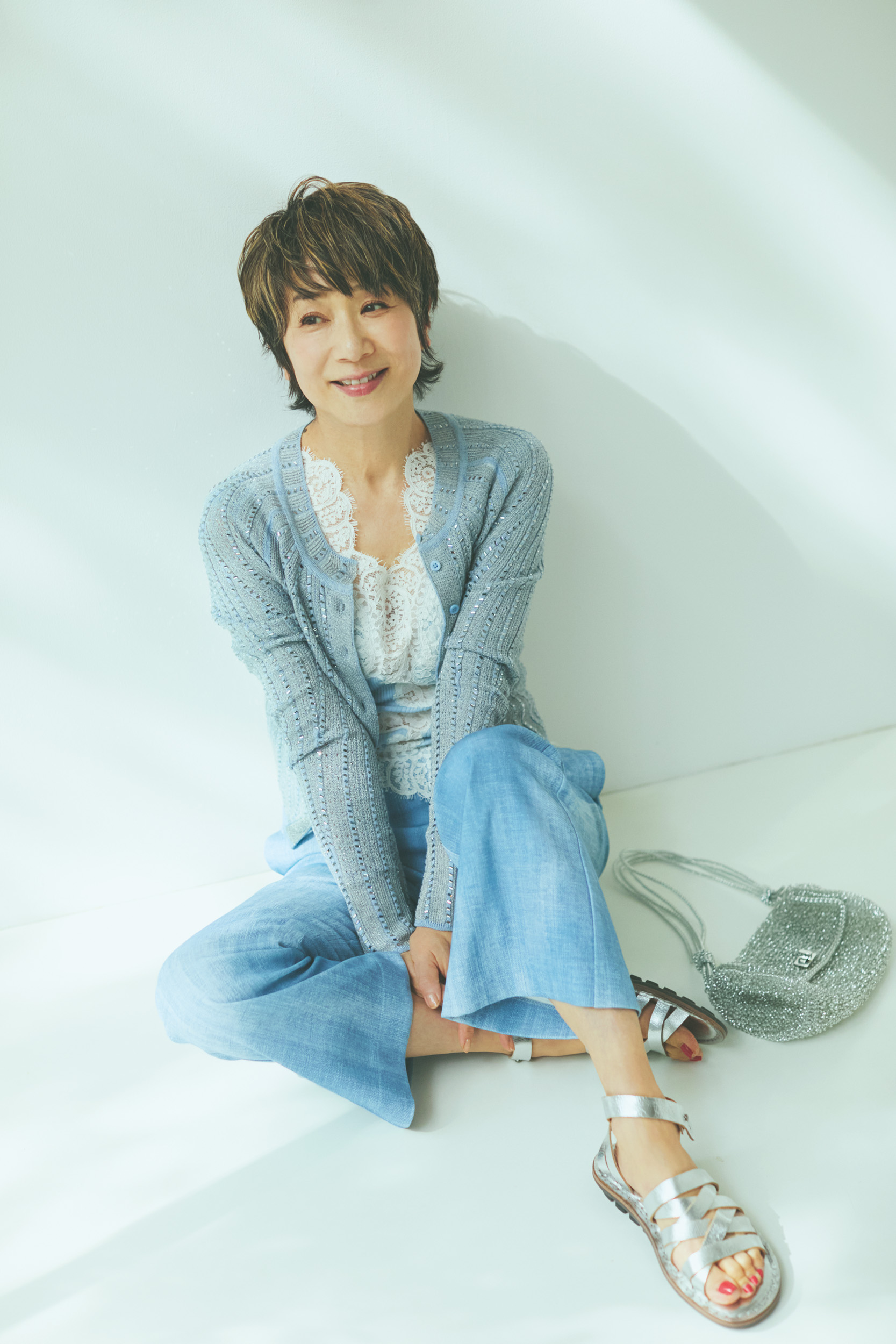 カーディガン¥487,300、ノースリーブニット¥396,000、パンツ¥204,600/すべてエルマンノ シェルヴィーノ(ウールン商会)、バッグ¥79,200/アンテプリマ/ワイヤーバッグ(アンテプリマジャパン)、サンダル¥69,300/トリッペン(トリッペン原宿店)