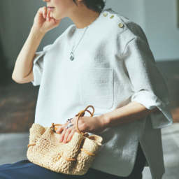 ブラウス¥53,900、パンツ¥39,600、バッグ¥75,900／すべてエブール（リトルリーグ インク）、ネックレス¥47,300、リング（中指）¥28,600、リング（人さし指）¥40,700／すべてジェム・キングダム（アッシュ・ペー・フランス）