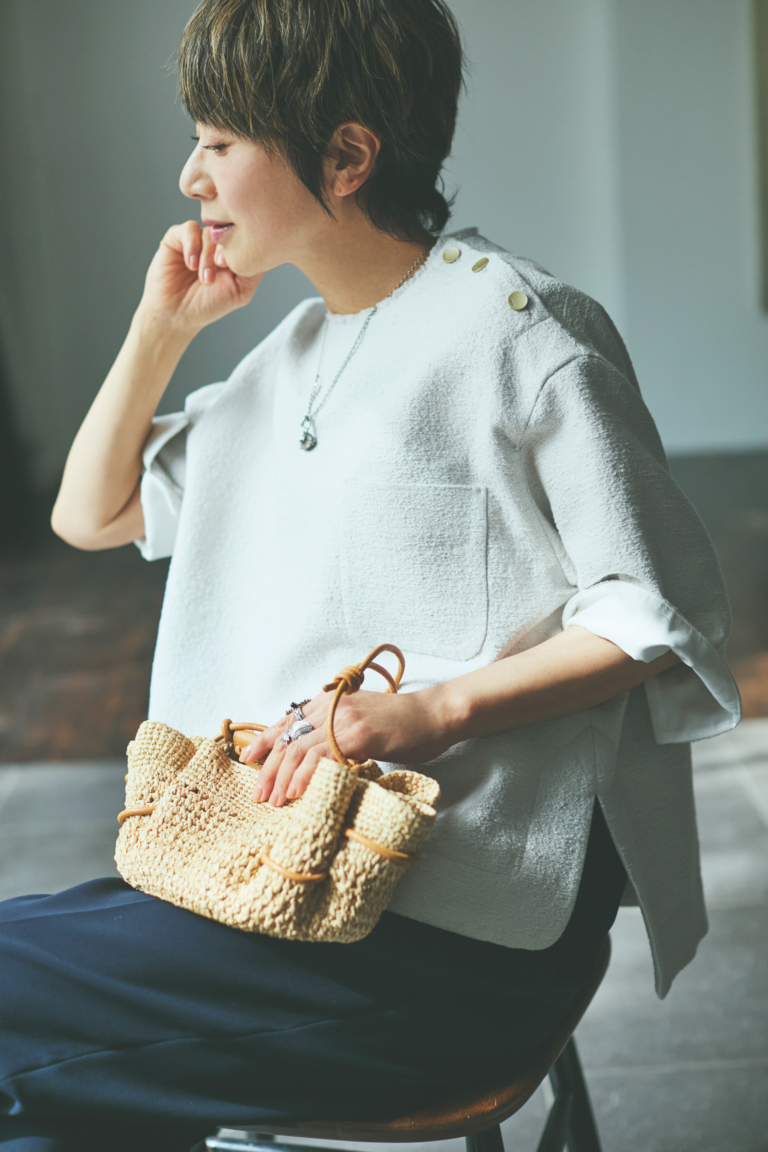 ブラウス¥53,900、パンツ¥39,600、バッグ¥75,900/すべてエブール(リトルリーグ インク)、ネックレス¥47,300、リング(中指)¥28,600、リング(人さし指)¥40,700/すべてジェム・キングダム(アッシュ・ペー・フランス)