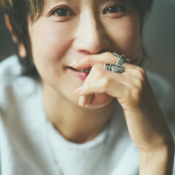 リング（中指）¥28,600、リング（人さし指）¥40,700、ネック ¥47,300／すべてジェム・キングダム（アッシュ・ペー・フランス）、ブラウス¥53,900／エブール（リトルリーグ インク）