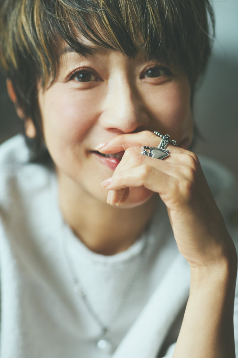 リング（中指）¥28,600、リング（人さし指）¥40,700、ネック ¥47,300／すべてジェム・キングダム（アッシュ・ペー・フランス）、ブラウス¥53,900／エブール（リトルリーグ インク）