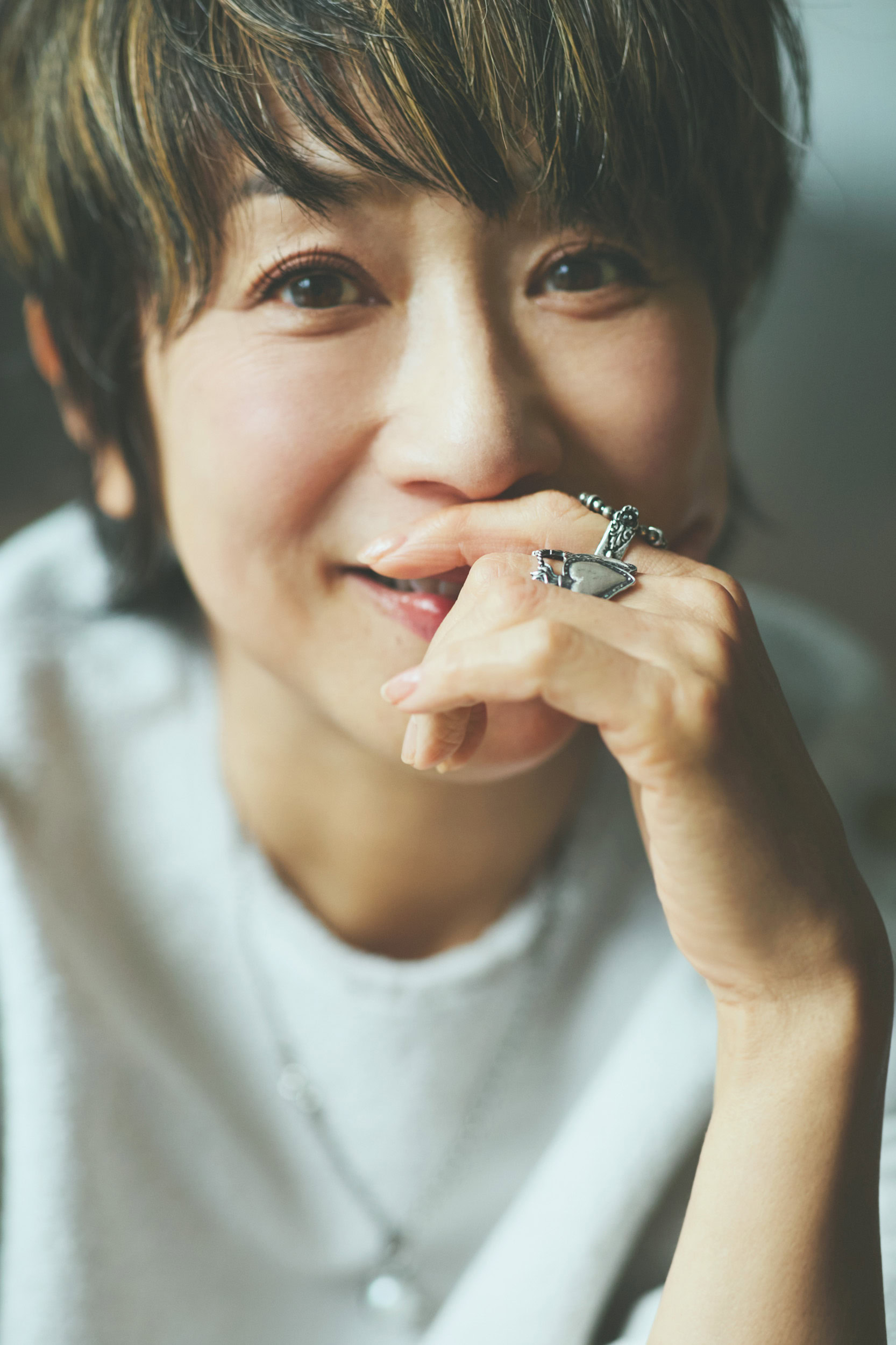 リング（中指）¥28,600、リング（人さし指）¥40,700、ネック ¥47,300／すべてジェム・キングダム（アッシュ・ペー・フランス）、ブラウス¥53,900／エブール（リトルリーグ インク）