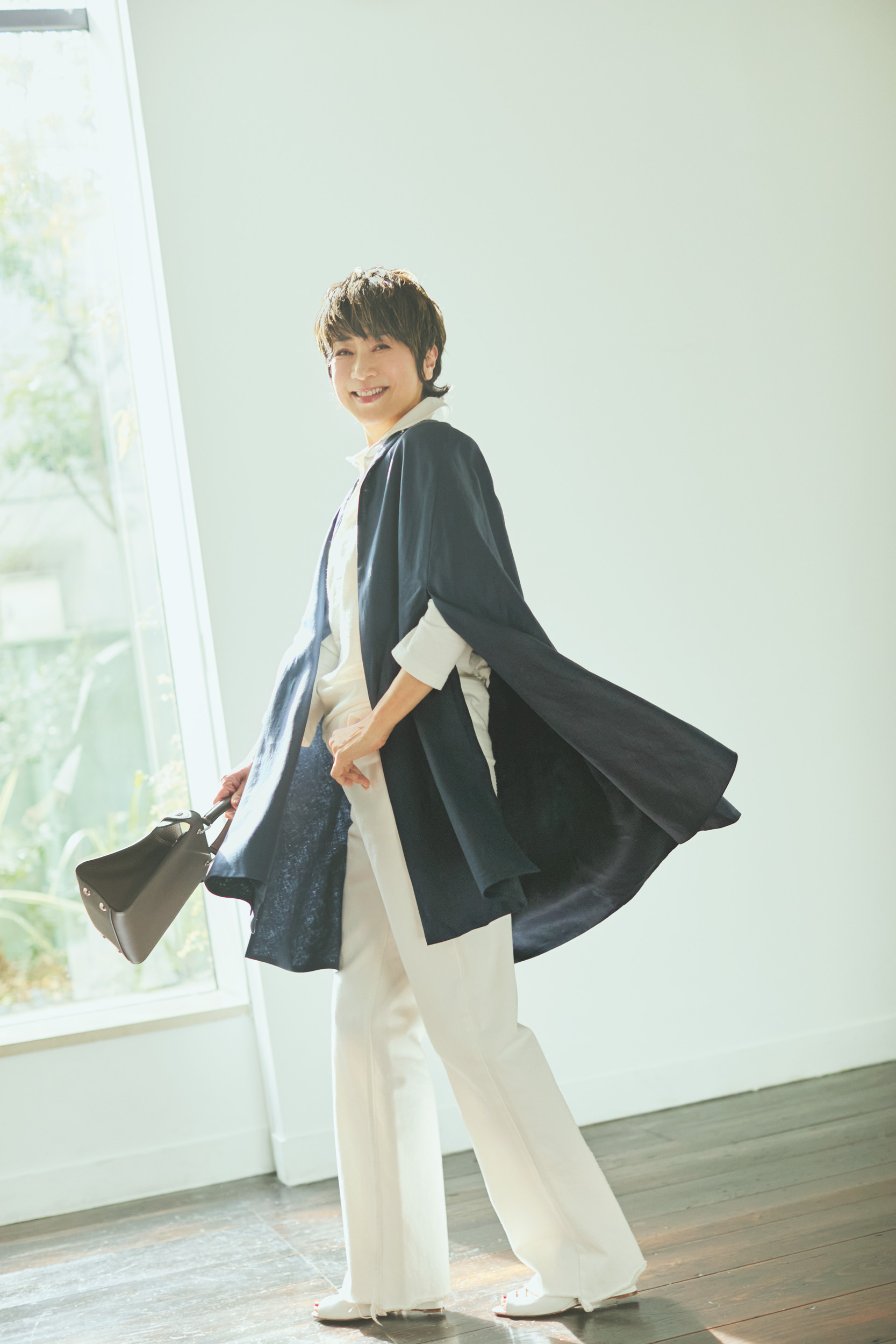 ケープ¥170,500、シャツ¥83,600、パンツ¥52,800/すべてマディソンブルー、バッグ¥198,000/ミチノ・パリ、シューズ¥69,300/ペリーコ(ともに アマン)