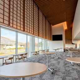 VIPラウンジ全景：上部飾りは本物の障子。カーブしている白壁の内側は貴賓室へ続く通路です。