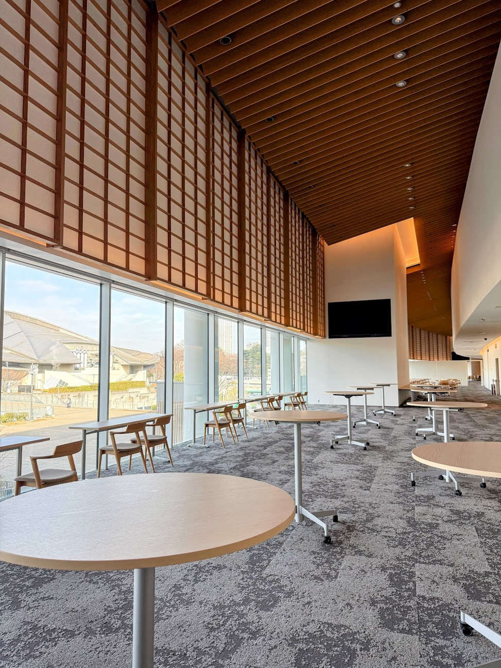 VIPラウンジ全景：上部飾りは本物の障子。カーブしている白壁の内側は貴賓室へ続く通路です。