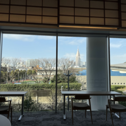 VIPラウンジのカウンター席からは新宿の街並みが。