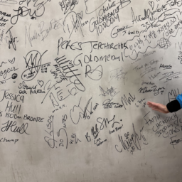 サインが並ぶ壁面。