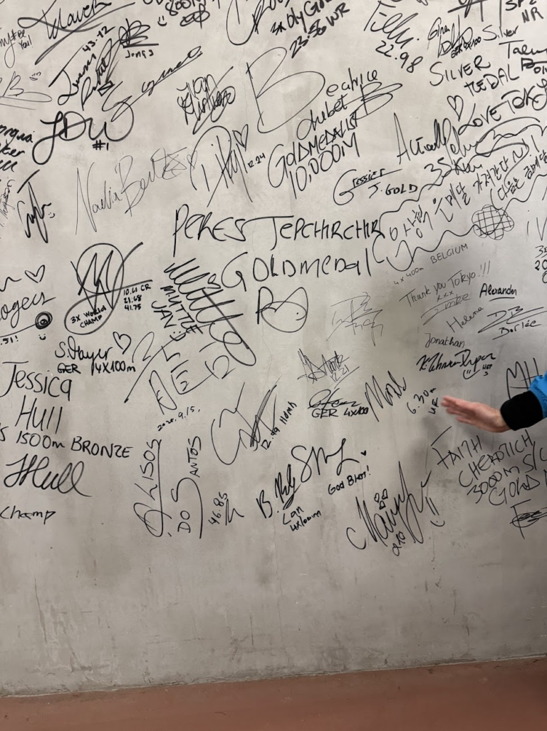 サインが並ぶ壁面。