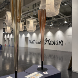 2020年東京オリンピックの聖火リレーで使用されるトーチ。デザインは吉岡徳仁氏「桜」がモチーフ。