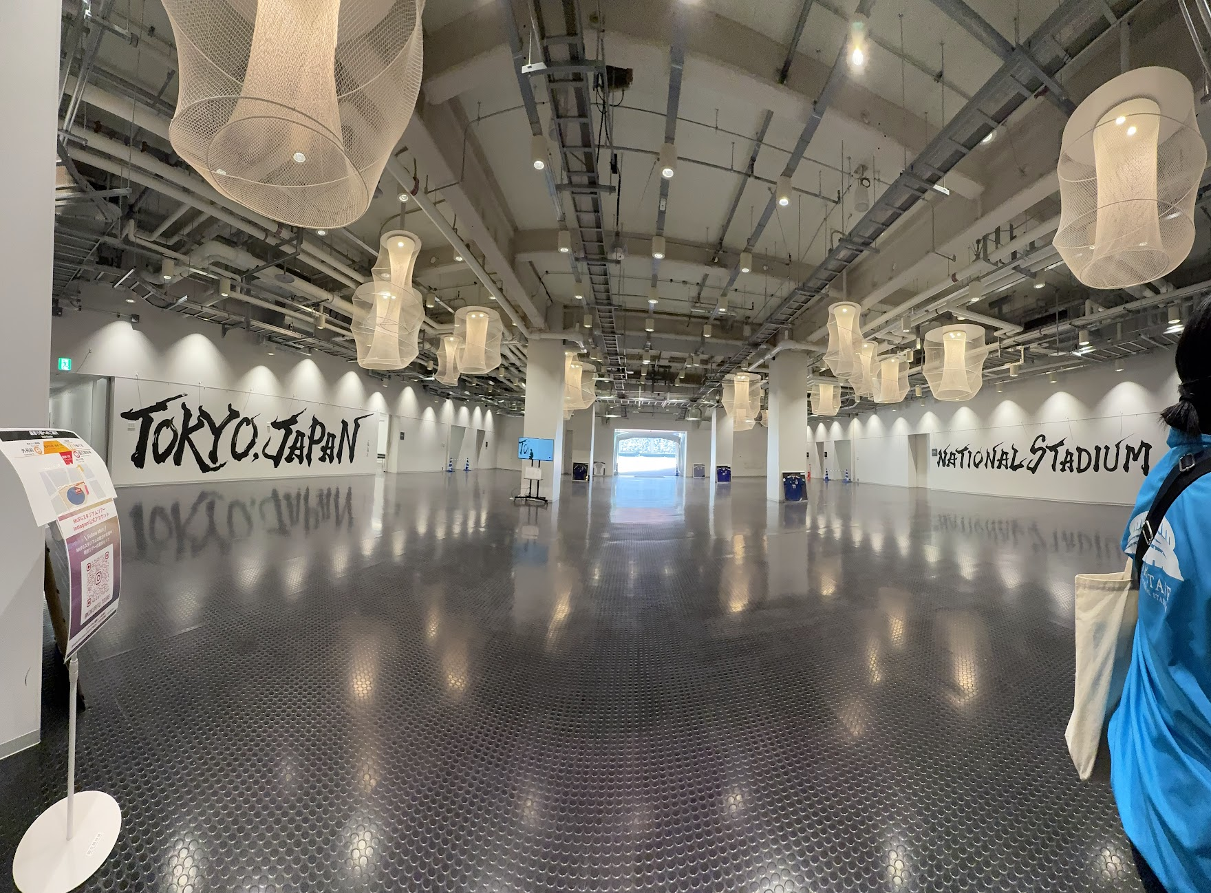 選手はここを通って、トラックへ入ります。左右の文字「TOKYO.JAPAN]「NATIONAL　STADIUM」文字は書道家・青柳美扇氏によるもの。