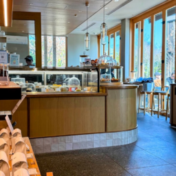 1階は、注文・カウンター席。