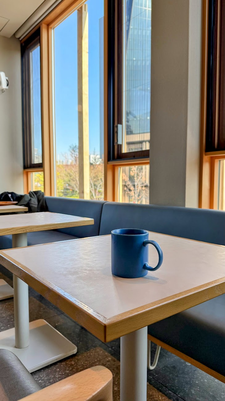 「BLUE SIX COFFEE」2階にも座席があります。