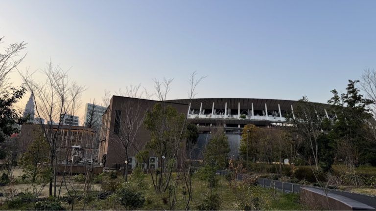 明治公園から見える競技場。