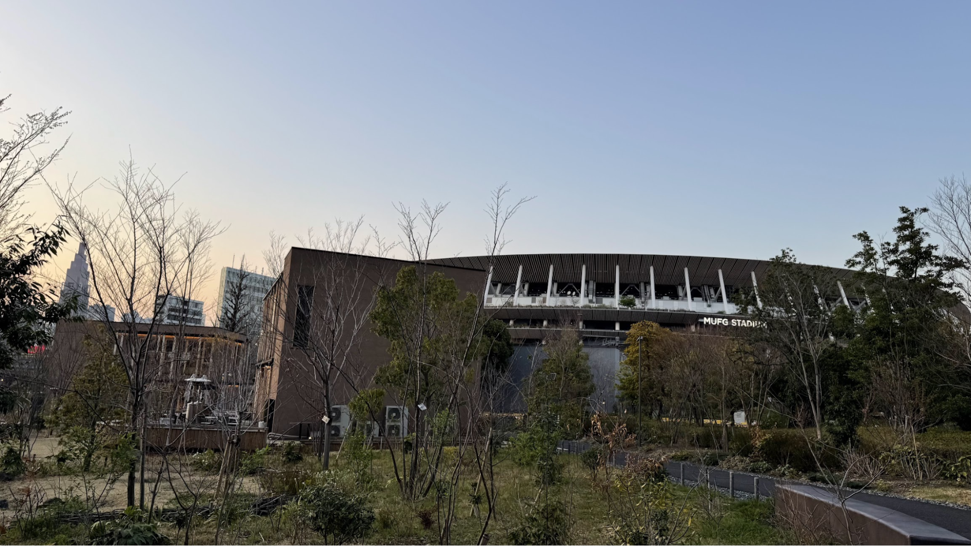 明治公園から見える競技場。