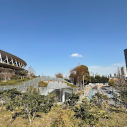 道路を挟み、左手に競技場、右手が明治公園です 。