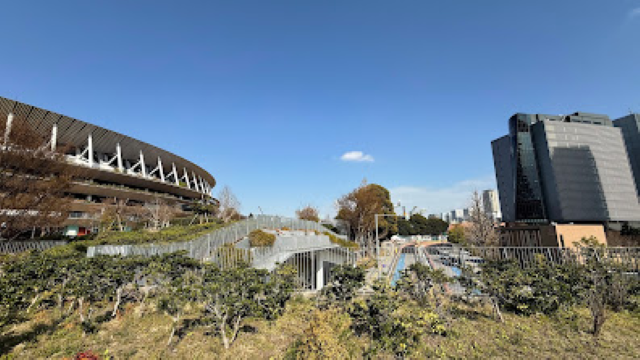 道路を挟み、左手に競技場、右手が明治公園です 。