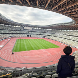 最上階からの眺め。設計は隈研吾氏。写真上部の木組みには、47都道府県の木材が使われているそうです。