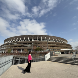 国立競技場　外苑門の前で。