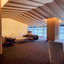 ラウンジのソファスペース。　木の温もりある、すっとした空気感です。壁紙は職人の方が一枚一枚手ですいた越前和紙。天井の木組は船底をイメージ。