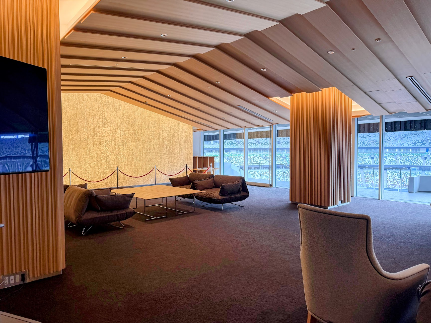 ラウンジのソファスペース。　木の温もりある、すっとした空気感です。壁紙は職人の方が一枚一枚手ですいた越前和紙。天井の木組は船底をイメージ。