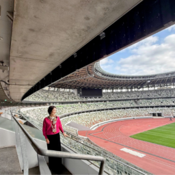 貴賓室バルコニーの様子（3階席）：私の左奥の茶色のシートが貴賓席です。