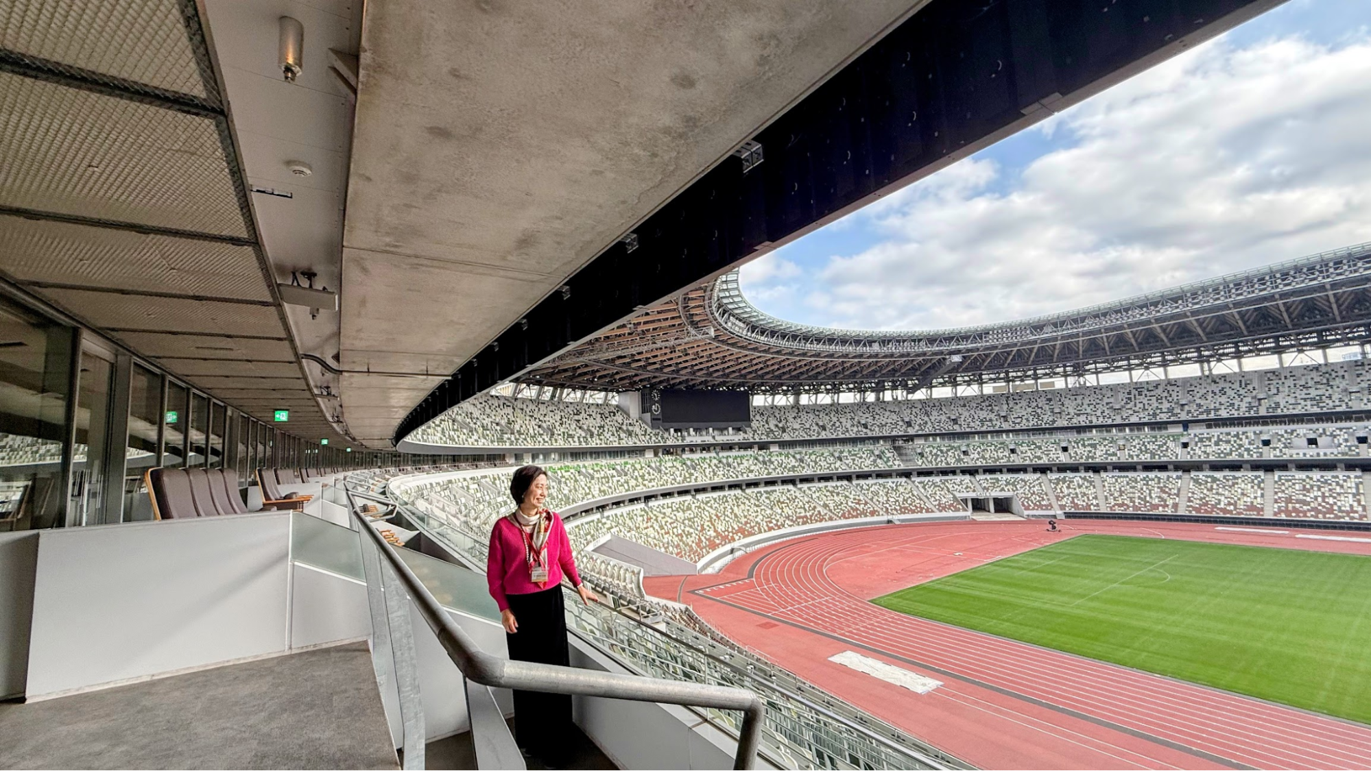 貴賓室バルコニーの様子（3階席）：私の左奥の茶色のシートが貴賓席です。