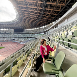 VIPの座席はクッションで長時間の観戦でも楽そう。国立競技場の座席は、森の木漏れ日をイメージした５色（白・黄緑・グレー・深緑・濃茶）でモザイク状に配置されています。