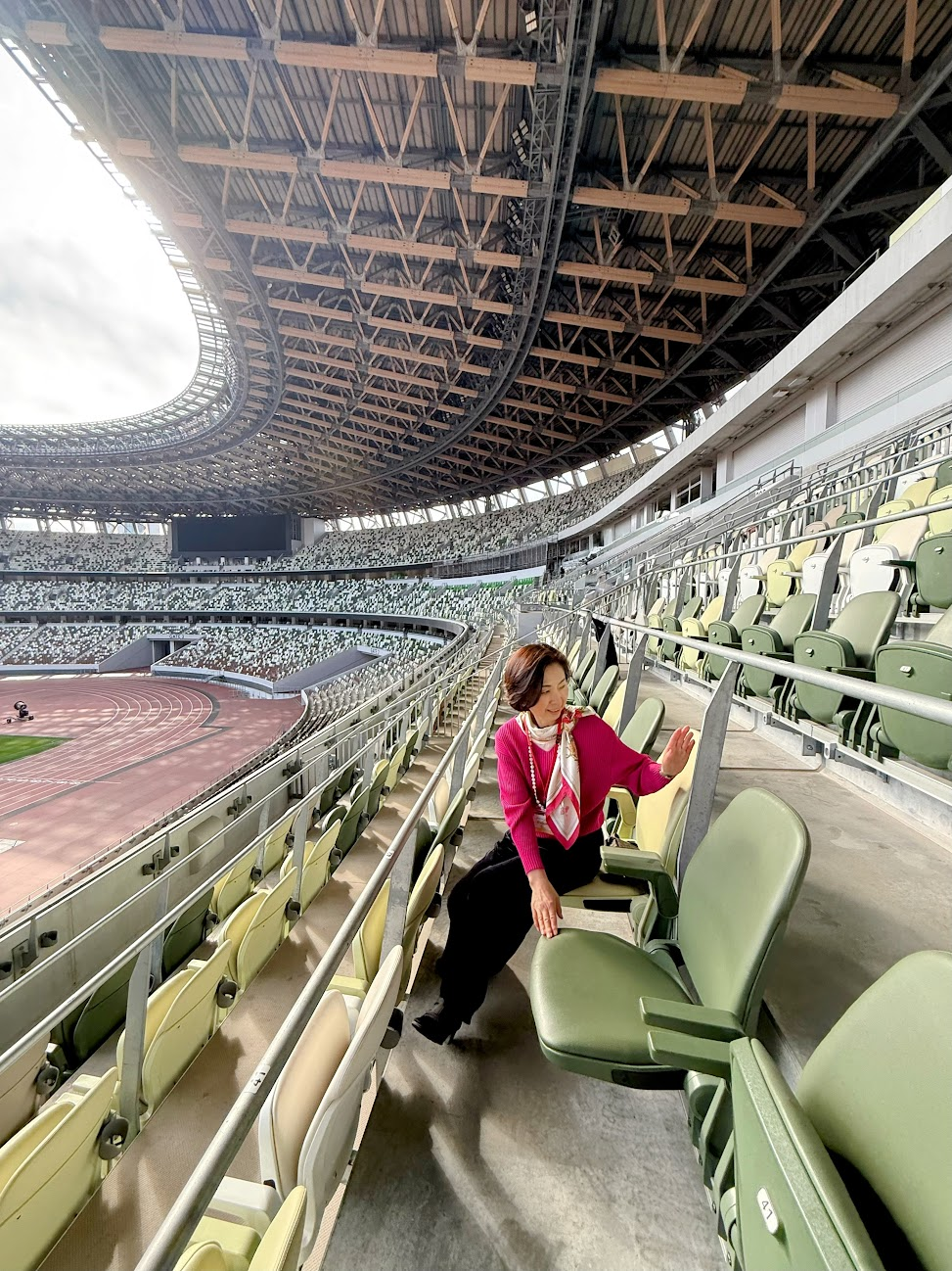 VIPの座席はクッションで長時間の観戦でも楽そう。国立競技場の座席は、森の木漏れ日をイメージした５色（白・黄緑・グレー・深緑・濃茶）でモザイク状に配置されています。