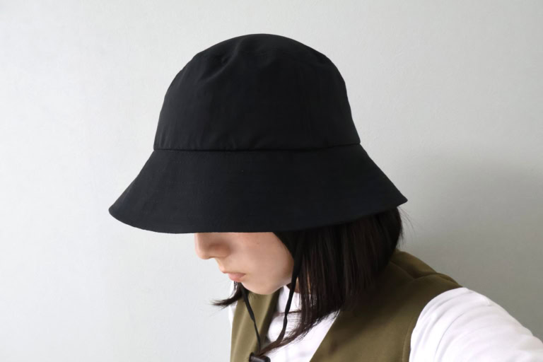 風を通す　ちいさくまとまる　バケットハットをかぶったところ