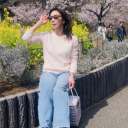 『素敵なあの人』5月号付録のサングラスをかけた大谷りえ子さん