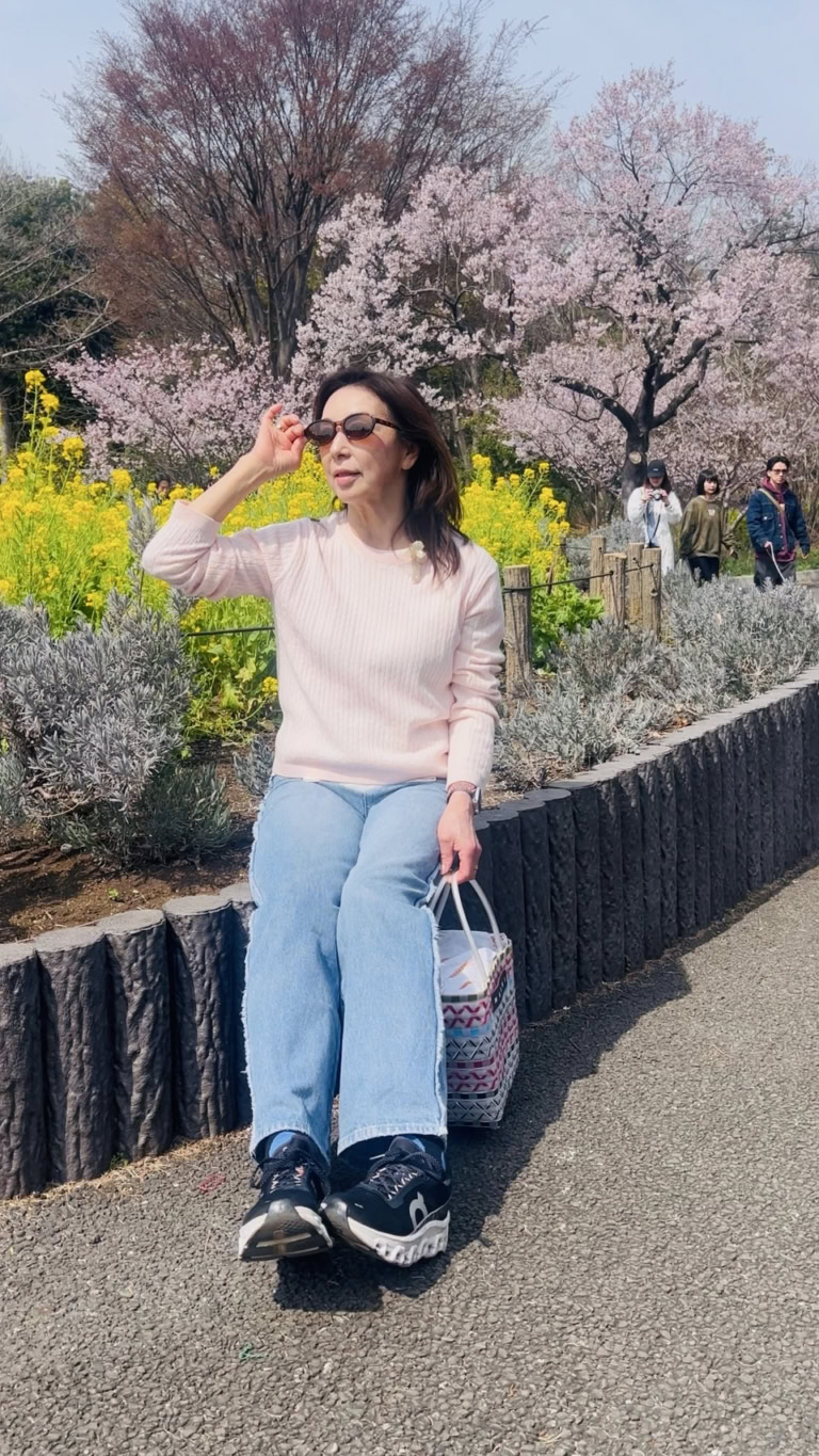 『素敵なあの人』5月号付録のサングラスをかけた大谷りえ子さん