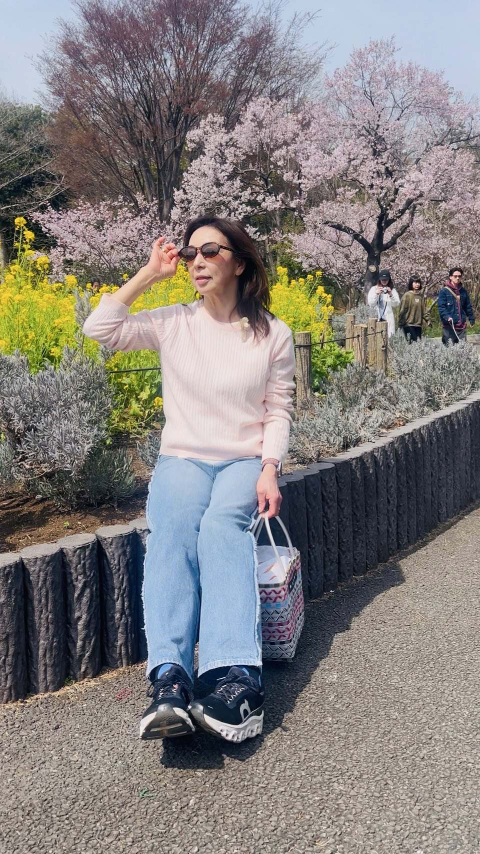 『素敵なあの人』5月号付録のサングラスをかけた大谷りえ子さん