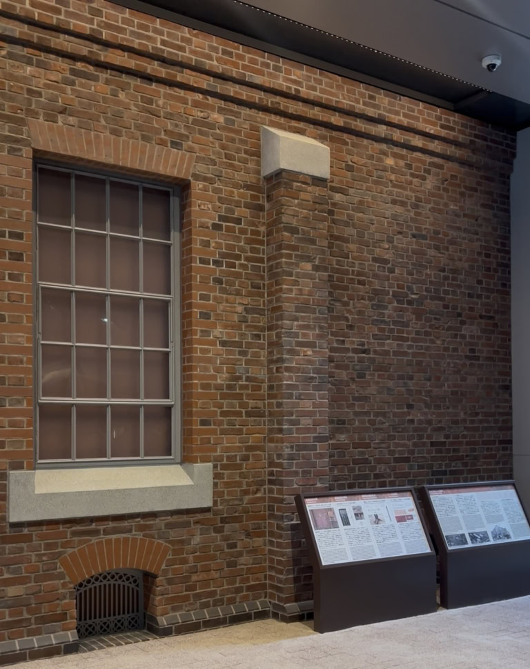 注目の新スポット「OIMACHI TRACKS」にある「創建時のレンガ車庫」