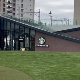 注目の新スポット「OIMACHI TRACKS」にオープンするスターバックスコーヒー前の広場