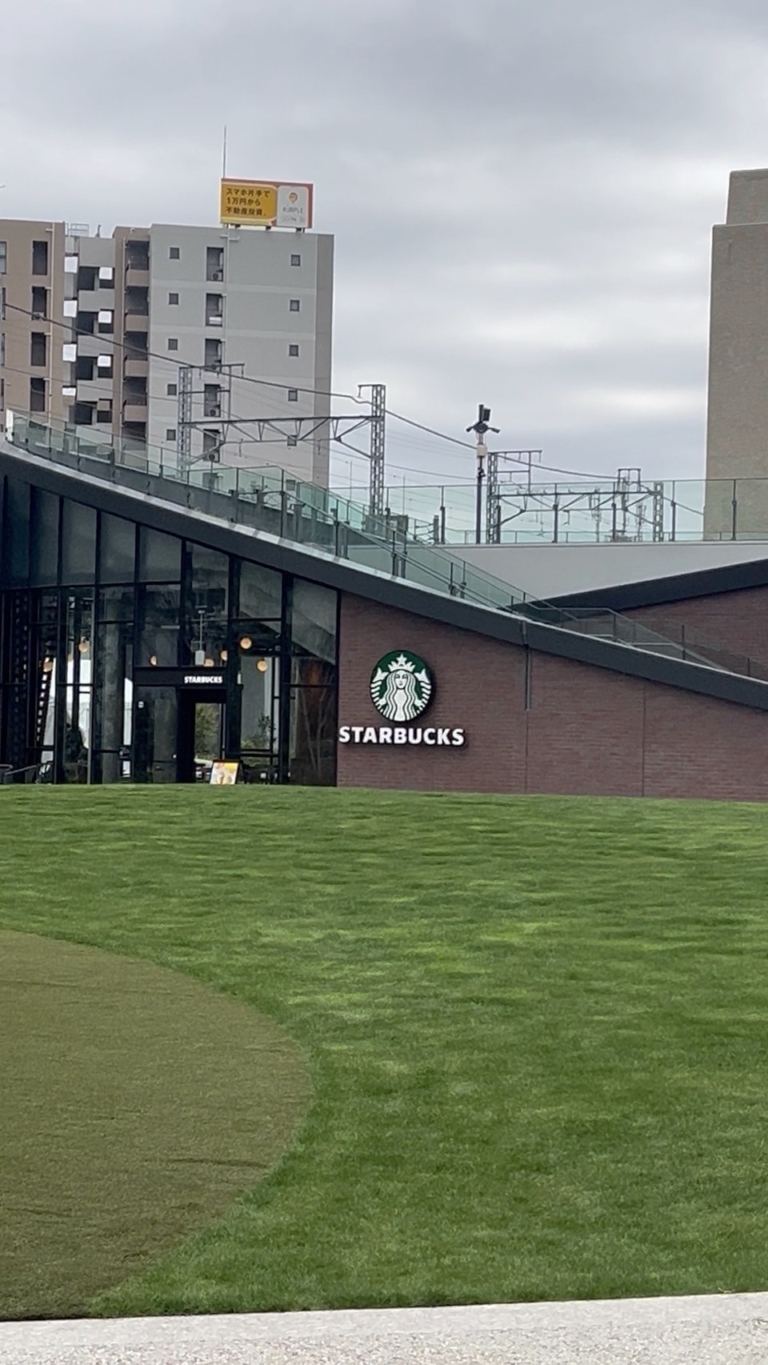 注目の新スポット「OIMACHI TRACKS」にオープンするスターバックスコーヒー前の広場