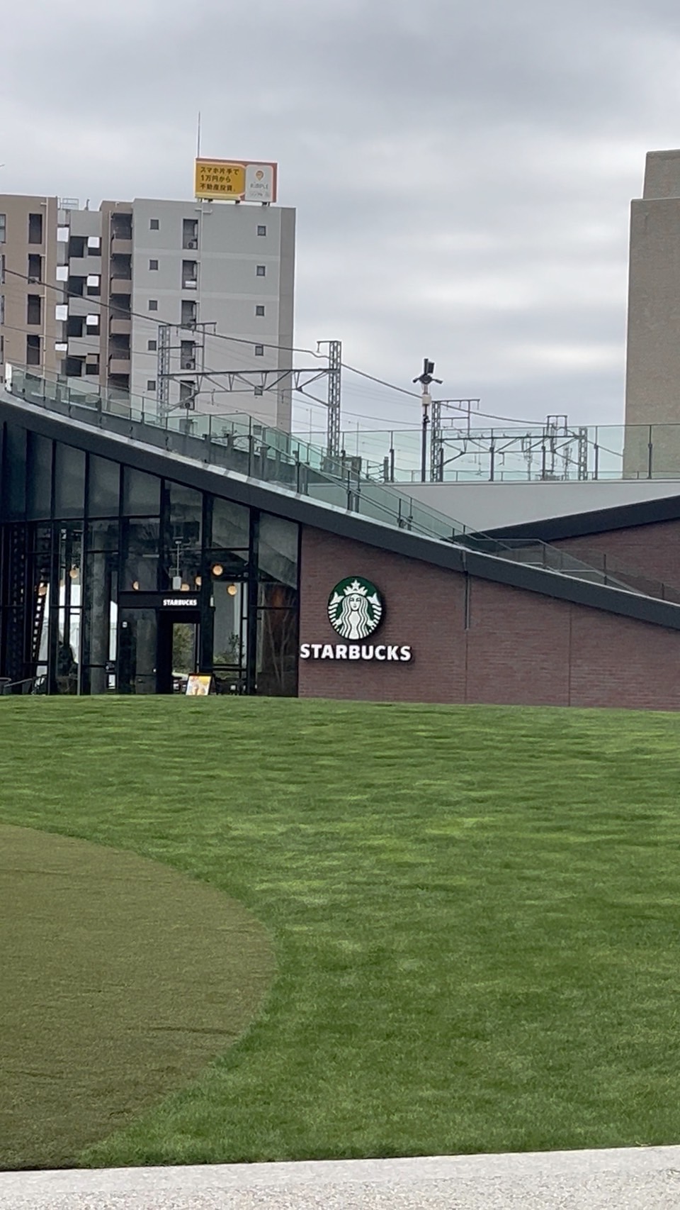 注目の新スポット「OIMACHI TRACKS」にオープンするスターバックスコーヒー前の広場