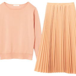 スカート¥6,589、ぬくもりのある黄み系ピンクのニットで顔映りよく。ニット¥4,389／ともにドゥクラッセ