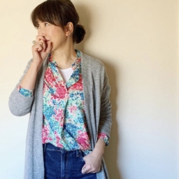 26年3月YUMIKOさんブログ_華やかピンクの花柄ブラウスで春コーデ