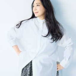 シャツ（ボウタイつき）¥38,500、スカート¥66,000／ともにデパリエ（デパリエ 伊勢丹新宿店）