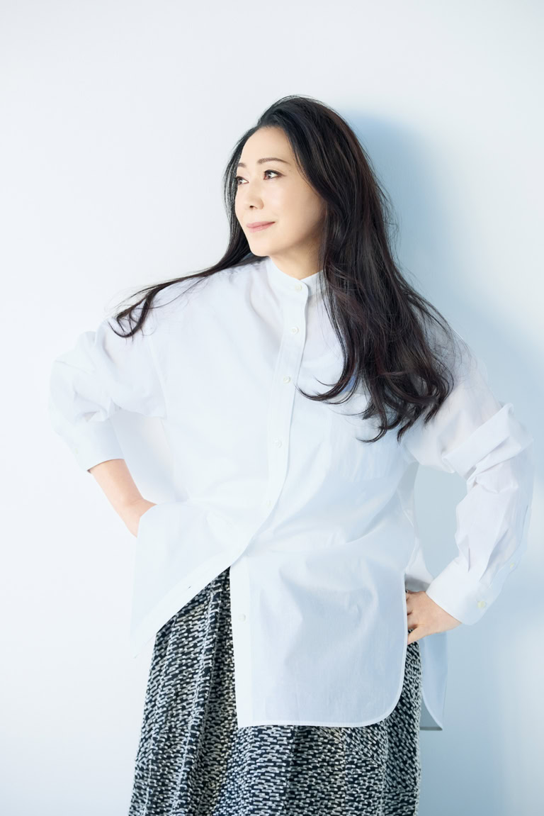 シャツ(ボウタイつき)¥38,500、スカート¥66,000/ともにデパリエ(デパリエ 伊勢丹新宿店)