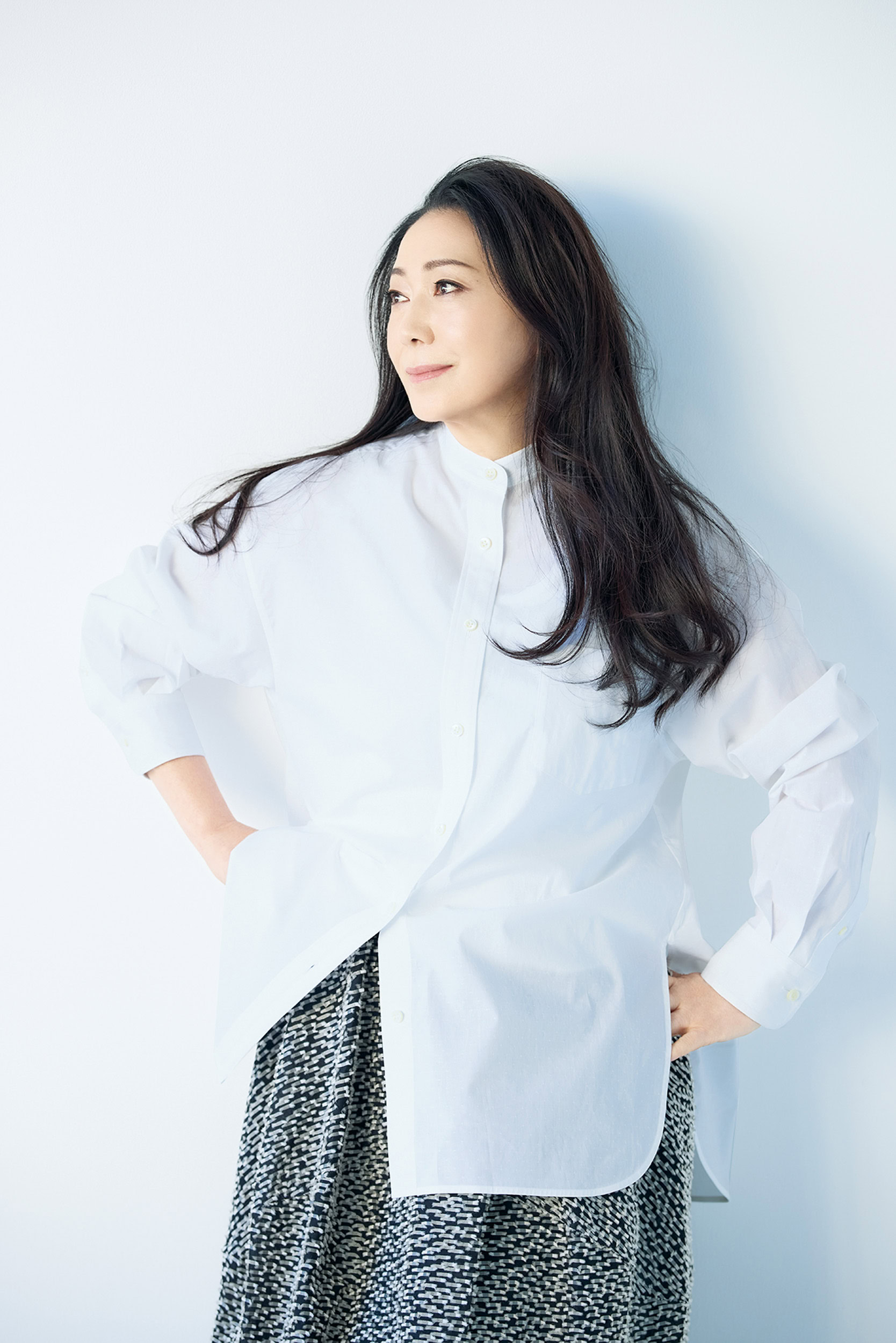 シャツ（ボウタイつき）¥38,500、スカート¥66,000／ともにデパリエ（デパリエ 伊勢丹新宿店）