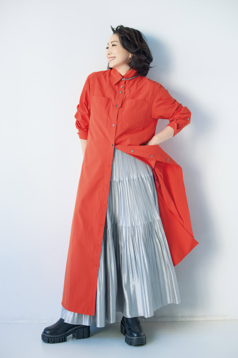 ワンピース¥52,800/アドーア、スカート¥49,500/デパリエ(デパリエ 伊勢丹新宿店)、イヤカフ¥42,600、ネックレス¥158,300/ともにトムウッド(トムウッド 青山店)