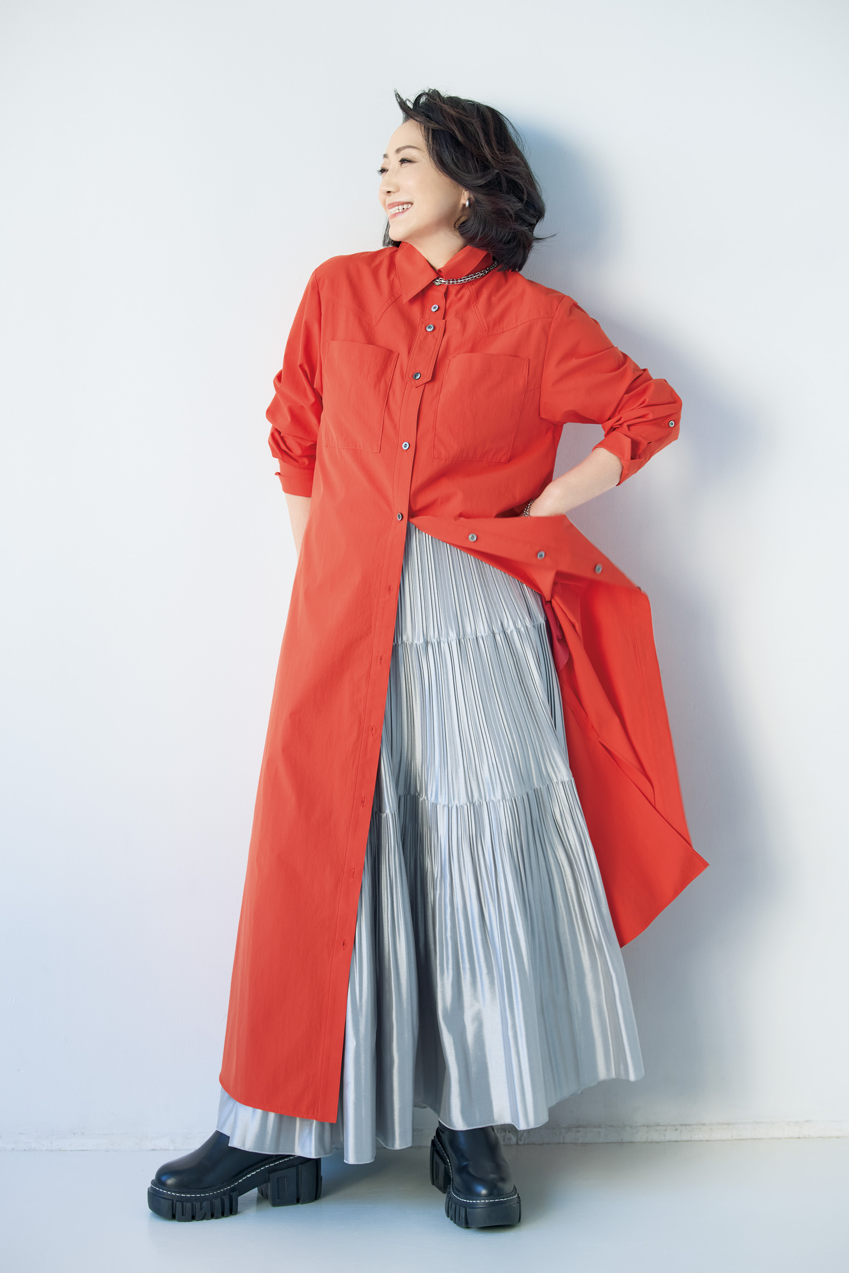 ワンピース¥52,800／アドーア、スカート¥49,500／デパリエ（デパリエ 伊勢丹新宿店）、イヤカフ¥42,600、ネックレス¥158,300／ともにトムウッド（トムウッド 青山店）