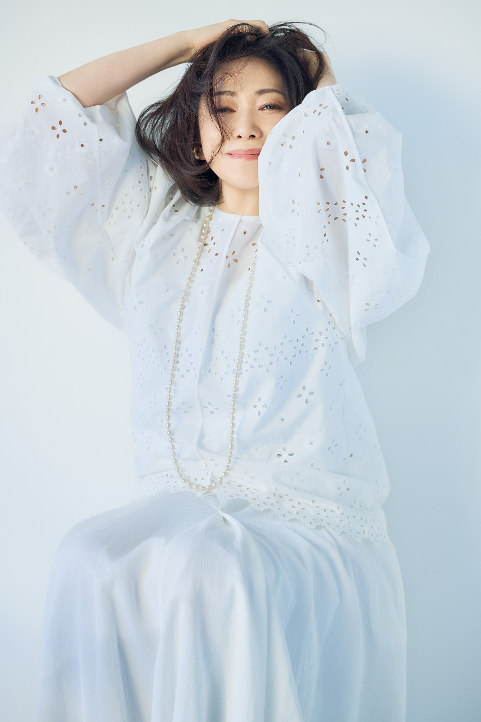 ブラウス¥99,000／ブラミンク（ブラミンク トーキョー）、スカート¥52,800／エンダレンス、ゴールドイヤカフ¥42,600、シ ルバーイヤカフ¥31,400／ともにトムウッド（トムウッド 青山店）、ネックレス／石川さゆりさん私物