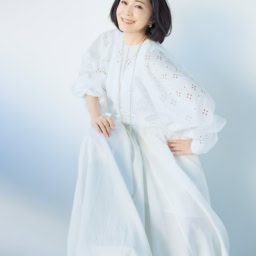 ブラウス¥99,000／ブラミンク（ブラミンク トーキョー）、スカート¥52,800／エンダレンス、ゴールドイヤカフ¥42,600、シ ルバーイヤカフ¥31,400／ともにトムウッド（トムウッド 青山店）、ネックレス／石川さゆりさん私物