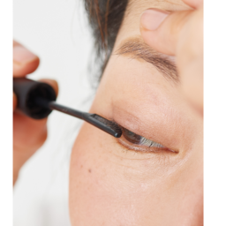 【5】根元にのみマスカラを当てる