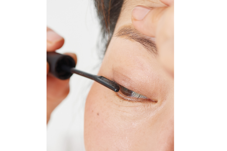 【5】根元にのみマスカラを当てる