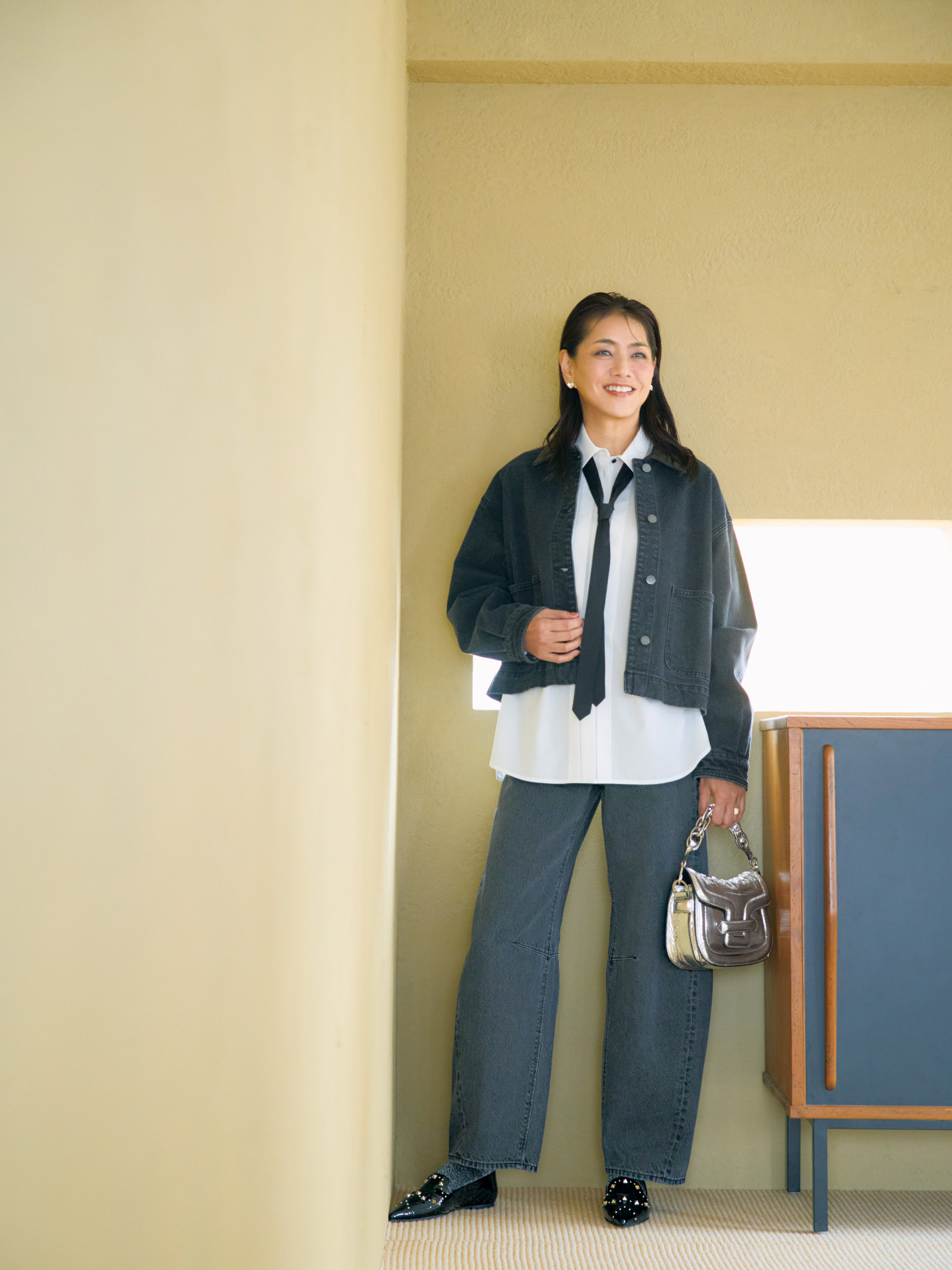 デニムパンツ¥2,990／ジーユー、デニムジャケット¥14,850／アバハウス マヴィ、タイつきシャツ¥19,800／ルージュ・ヴィフ（ともにアバハウスインターナショナル オンラインストア）、バッグ¥220,000／ピエール アルディ（ピエール アルディ 東京）、シューズ¥47,300／プリティ・バレリーナ（F.E.N.）、イヤリング¥19,800／アビステ、リング¥33,440／スタッシュ・ジュエリー（ズットホリック）、靴下¥880／靴下屋（タビオ）