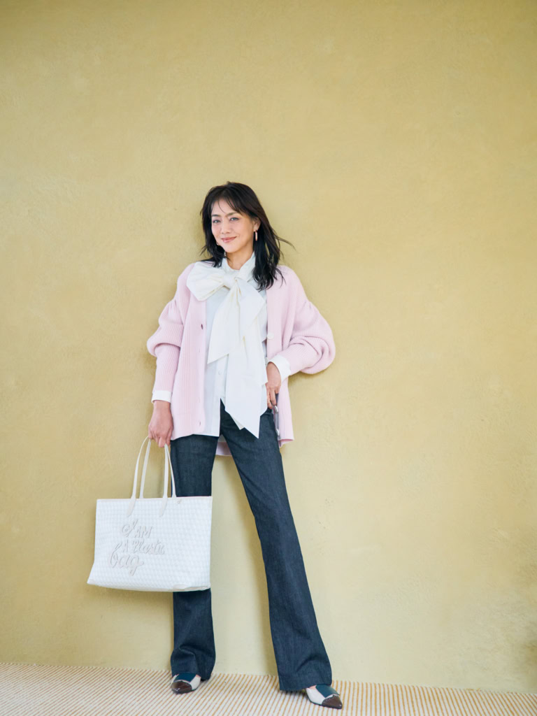 デニムパンツ¥8,990/マンゴ、カーディガン¥35,000/シーニュ、ブラウス¥49,500/メゾンヴァジック(ヴァジックジャパン)、バッグ¥143,000/アニヤ・ハインドマーチ(アニヤ・ハインドマーチジャパン)、シューズ¥34,100/ファビオ ルスコーニ(伊勢丹新宿本店 本館2F 婦人靴)、ピアス ¥17,600、リング¥11,000/ともにワンエーアールバイウノアエレ(ウノアエレ ジャパン)