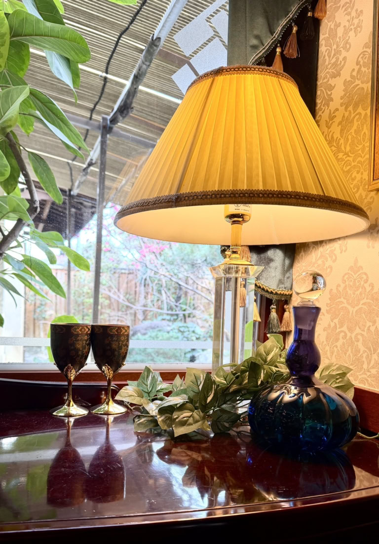 「さくら茶寮」のアンティーク調の家具